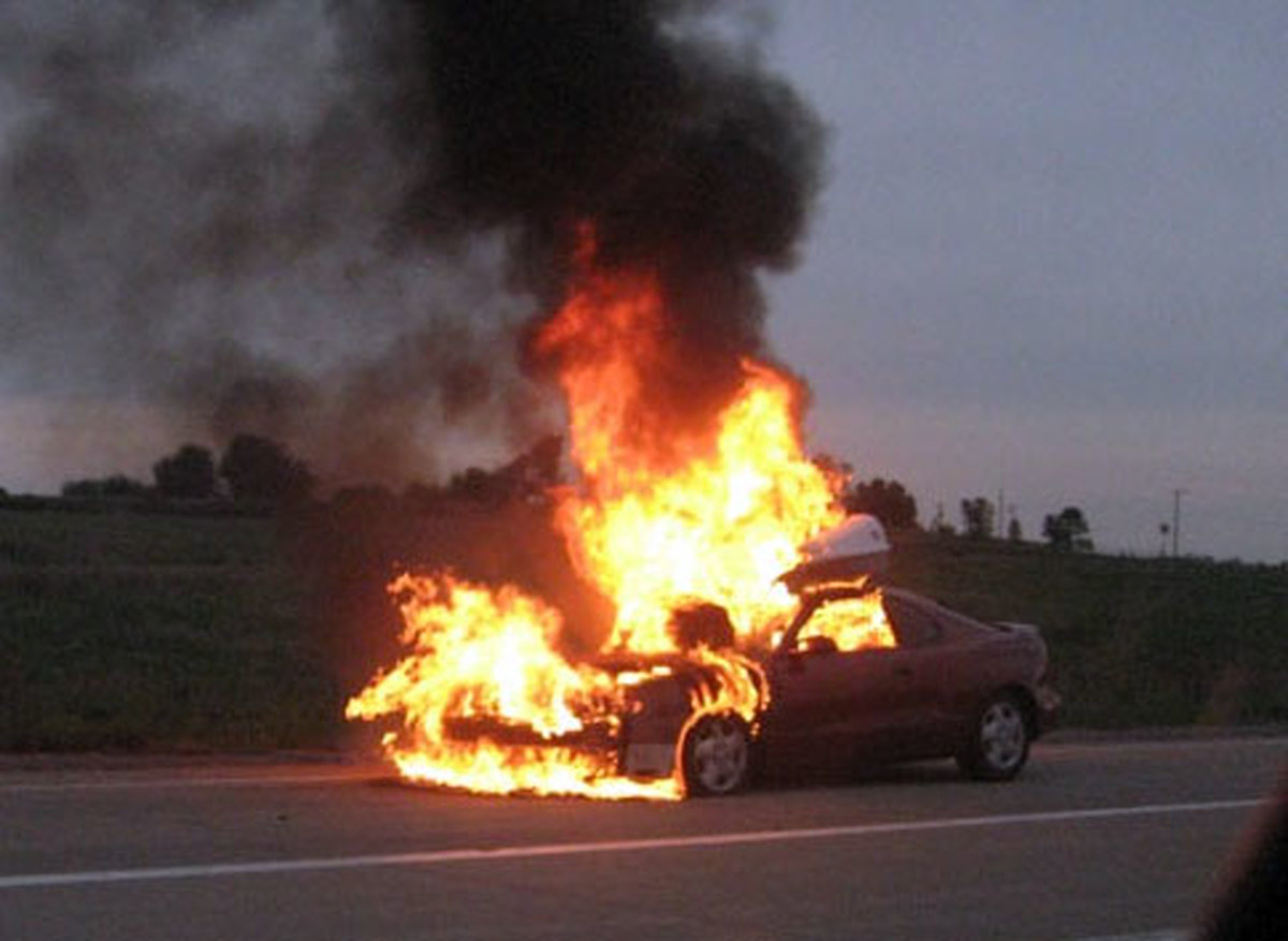 لحظه وحشتناک آتش‌ گرفتن خودرو بخاطر برخورد با درخت! + فیلم