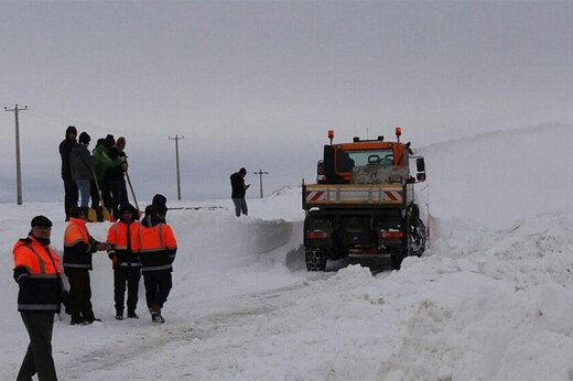 غافلگیری مسافران نوروزی در برف نیم متری + فیلم