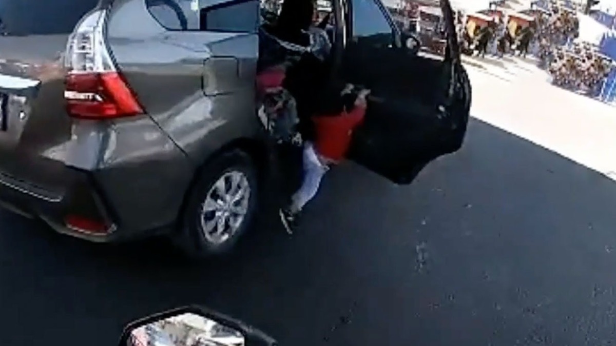 سقوط کودک از خودرو در حال حرکت در مکزیک + فیلم