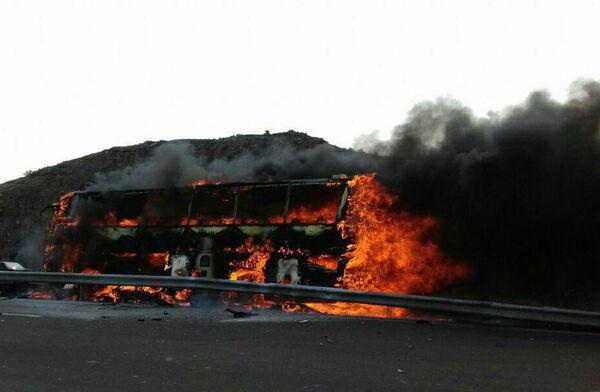  آتش‌سوزی اتوبوس در اتوبان قم +عکس 
