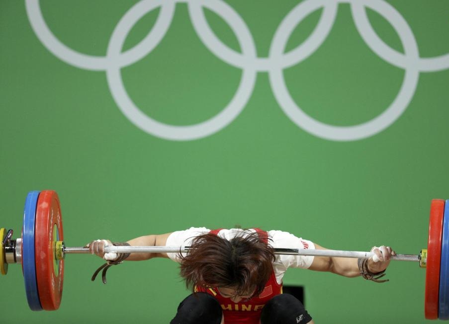 خطری که از بیخ‌گوش وزنه‌بردار زن چین گذشت +عکس