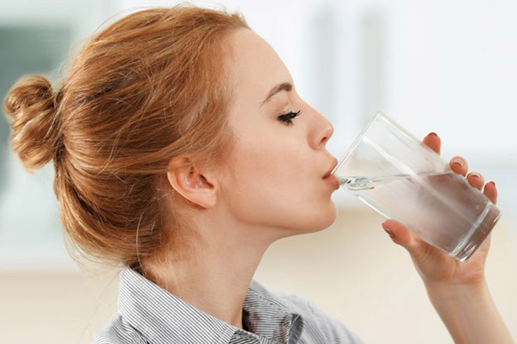 چرا نوشیدن آب برای سلامت روان خیلی مهمه؟