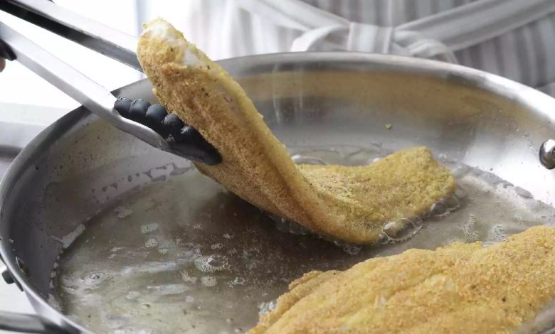 ترفند کاربردی برای بونگرفتن ظروف هنگام سرخ کردن ماهی + فیلم