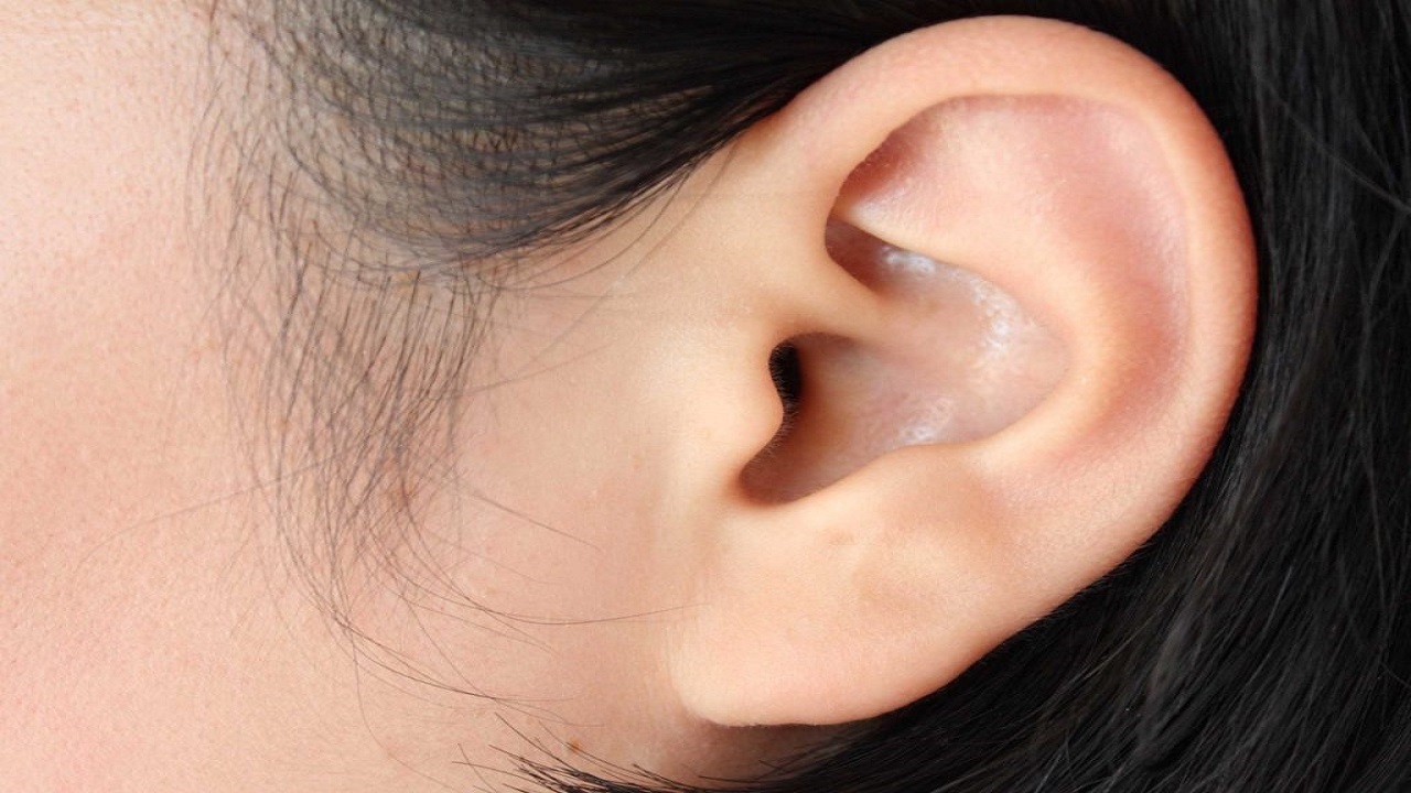 پوسته ریزی گوش به چه علت است ؟