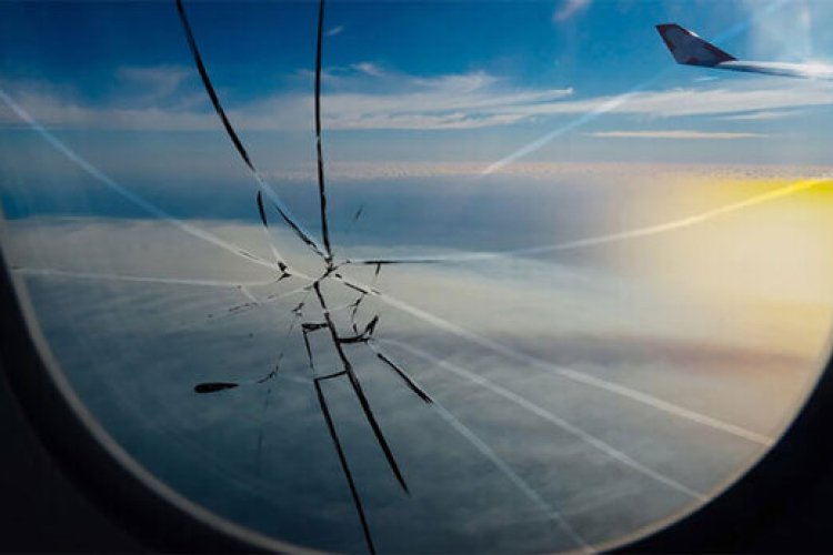 پرواز وحشت در آسمان / لحظه شکسته شدن شیشه پنجره هواپیما + فیلم