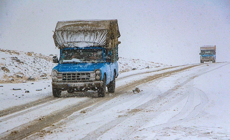 برف و کولاک جاده های ایران را مسدود کرد
