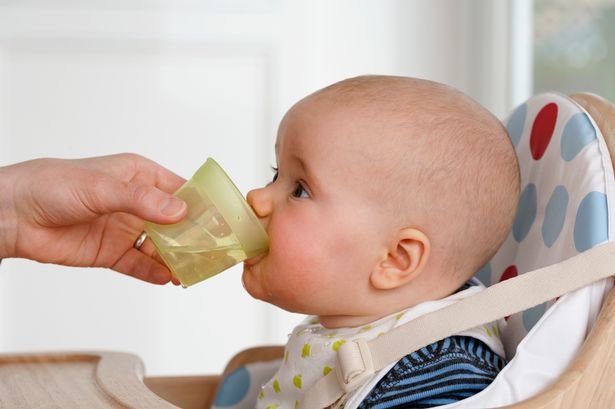 
چرا نوزادان نباید آب بنوشند؟
