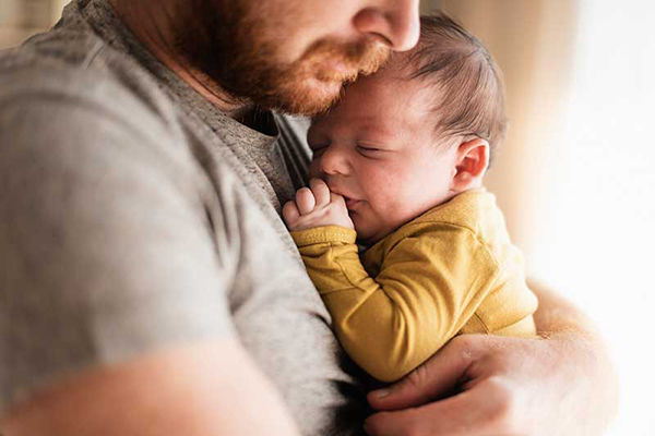 روش صحیح بغل کردن نوزاد به چه صورت است؟