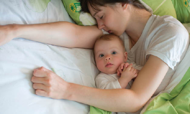 خطر و عوارض خوابیدن نوزاد بین پدر و مادر