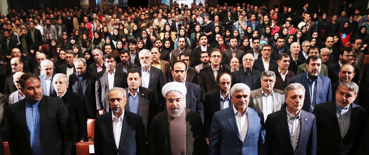 روحانی در جمع دانشجویان دانشگاه تهران +عکس