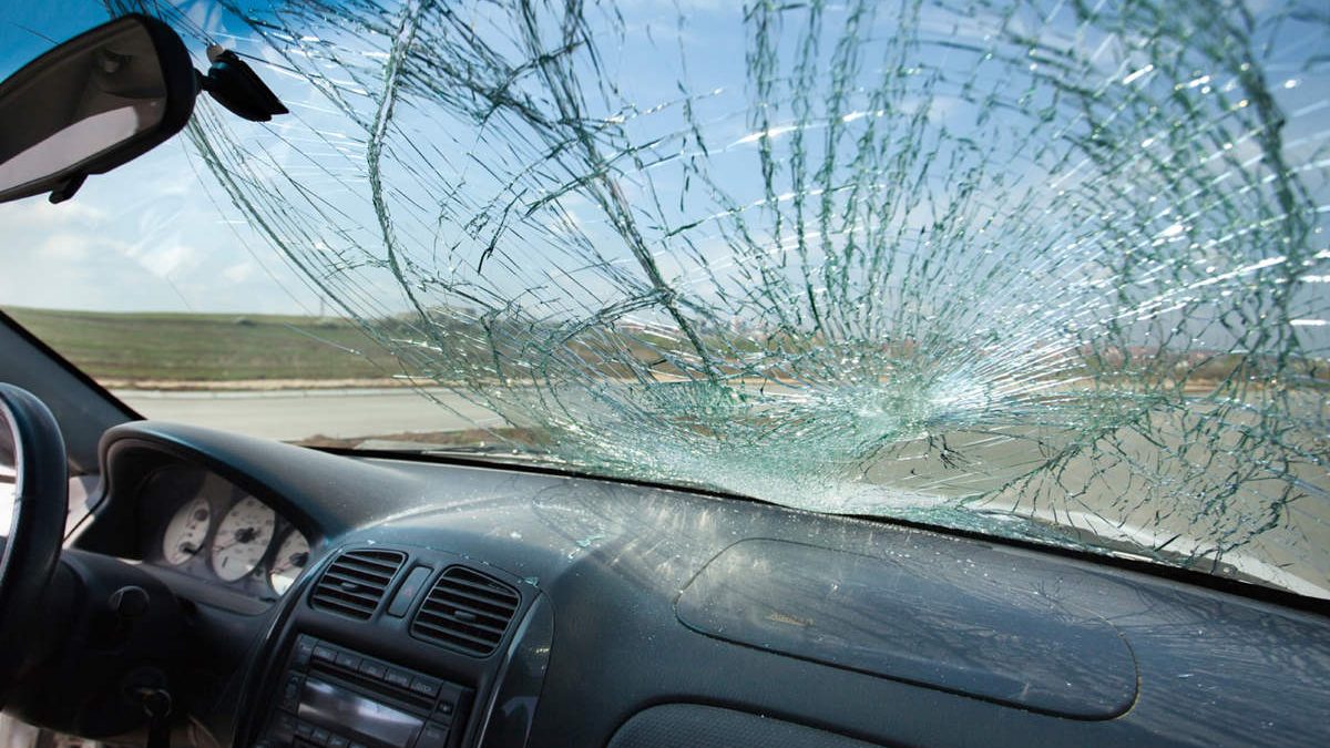 شکستن شیشه خودروی گردشگران در خراسان رضوی! + فیلم
