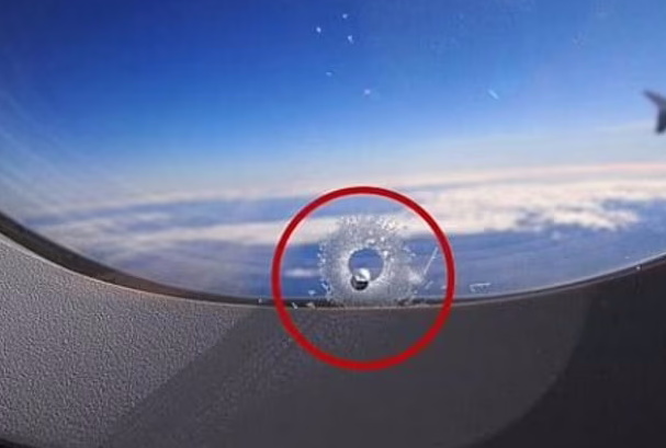 حفره کوچک روی پنجره هواپیما به چه درد می خورد؟