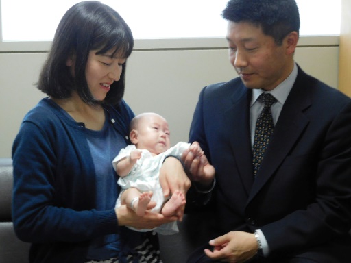 کوچکترین نوزاد جهان از بیمارستان مرخص شد +عکس