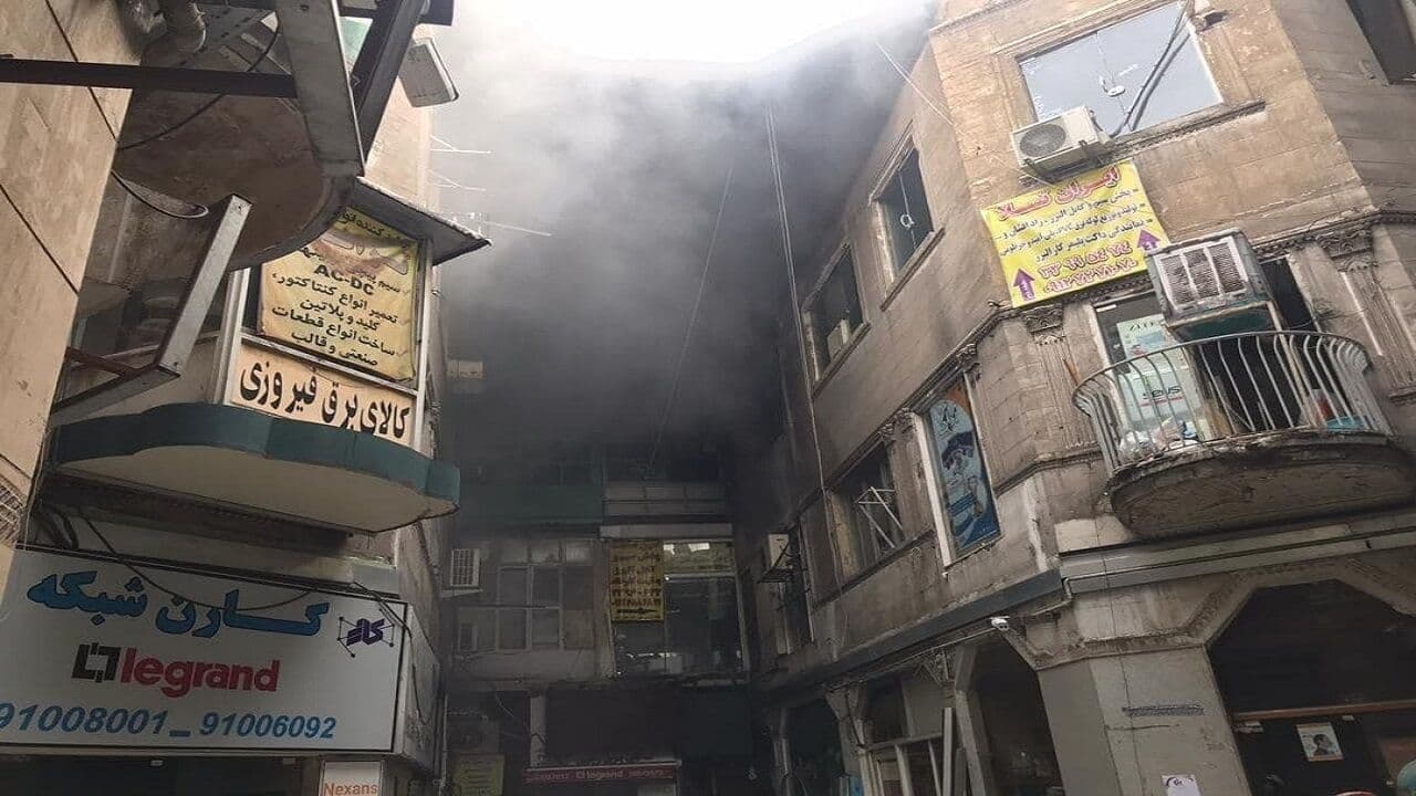 آتش سوزی در پاساژی در بازار تهران