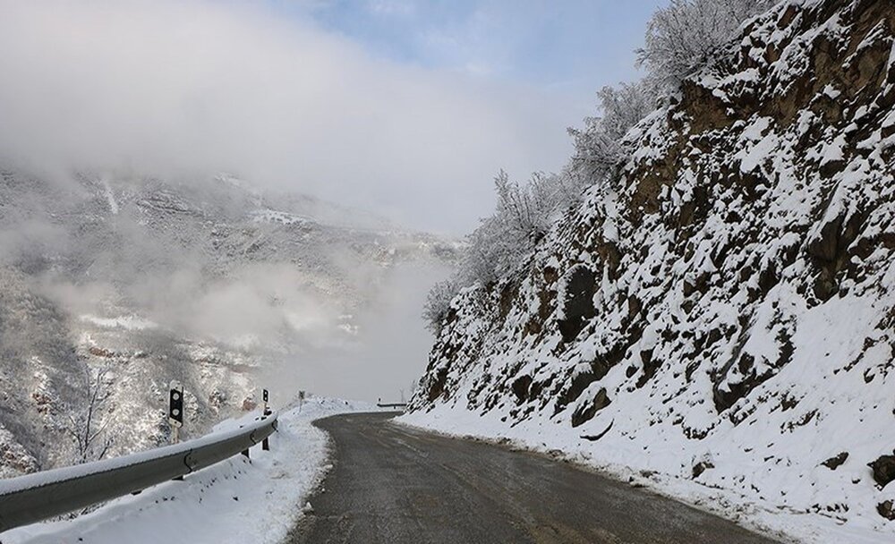  اعلام ‌وضعیت اضطراری در این شهرستان / برف جاده ها را مسدود کرد