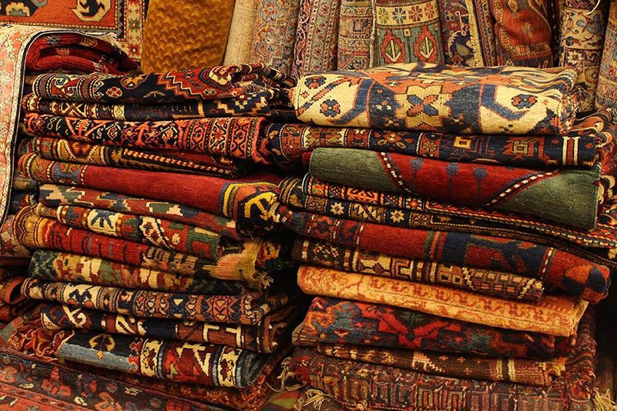 صادرات فرش دستباف ایران به ۵۰ میلیون دلار کاهش یافته/ رفوگران مهاجرت کرده و بافنده‌ها شغلشان را تغییر دادند/ افغانستان، پاکستان و هند بر بازار فرش دستباف مسلط شده‌اند