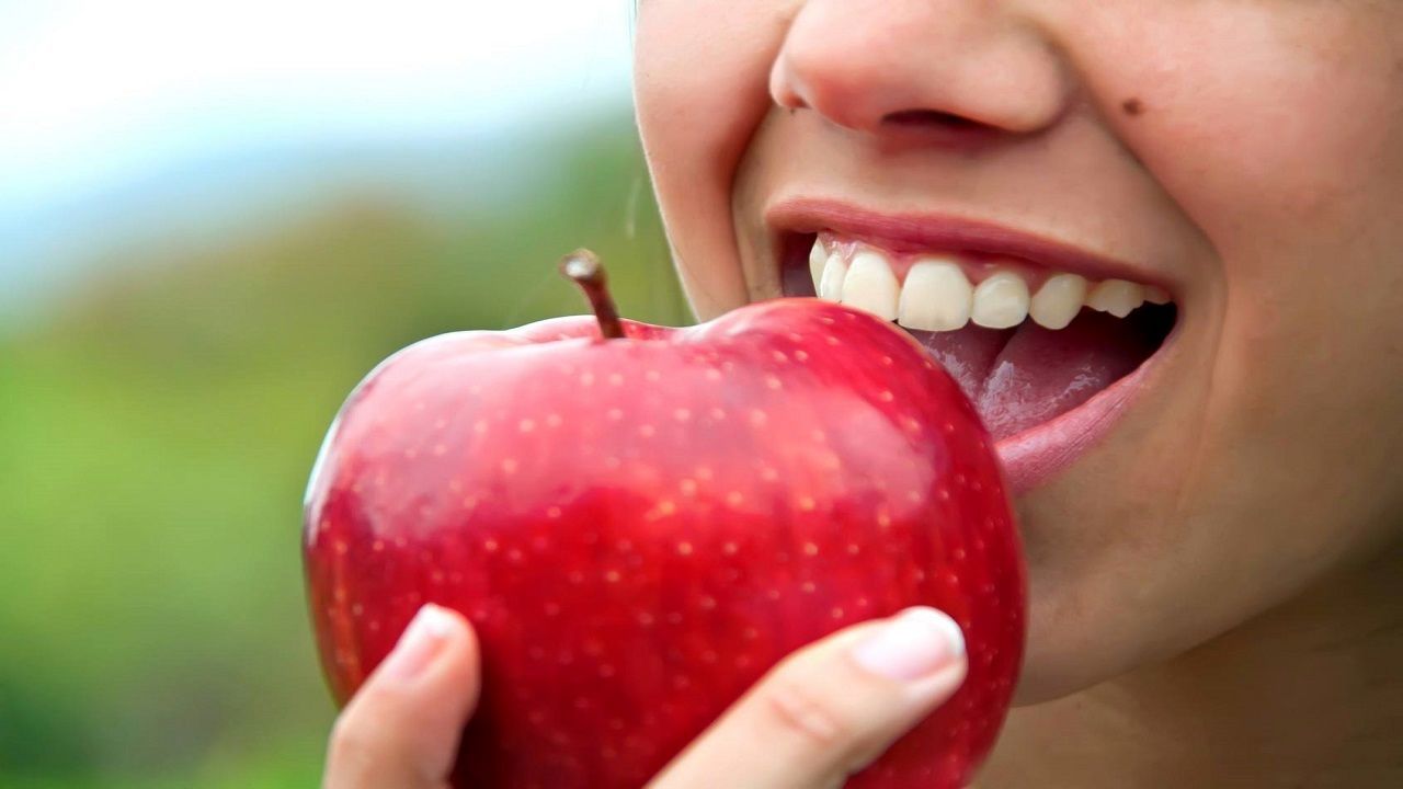 ۱۰ ماده غذایی مفید برای سلامت لثه و دندان ها