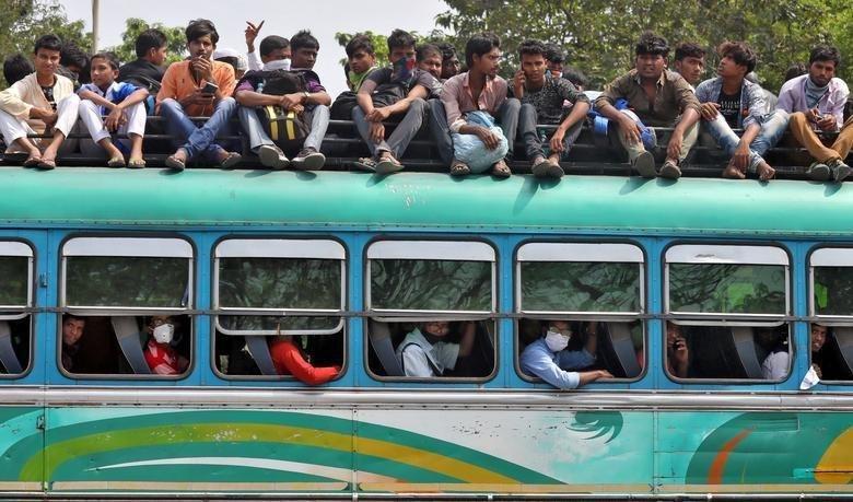 مردم هند در حال بازگشت به روستاها با اتوبوس +عکس