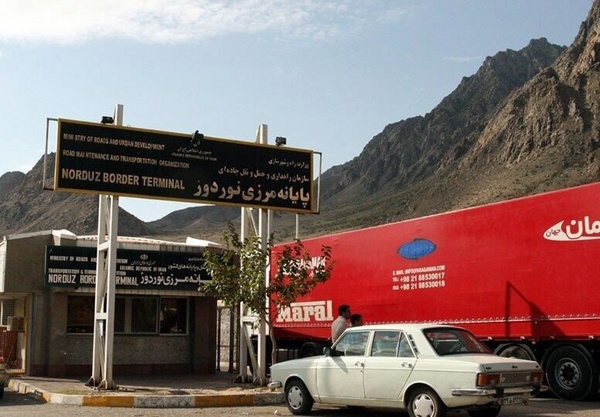 تخلیه و بارگیری مجدد کامیون‌ های ایرانی در کشورهای همسایه به بهانه احتمال قاچاق