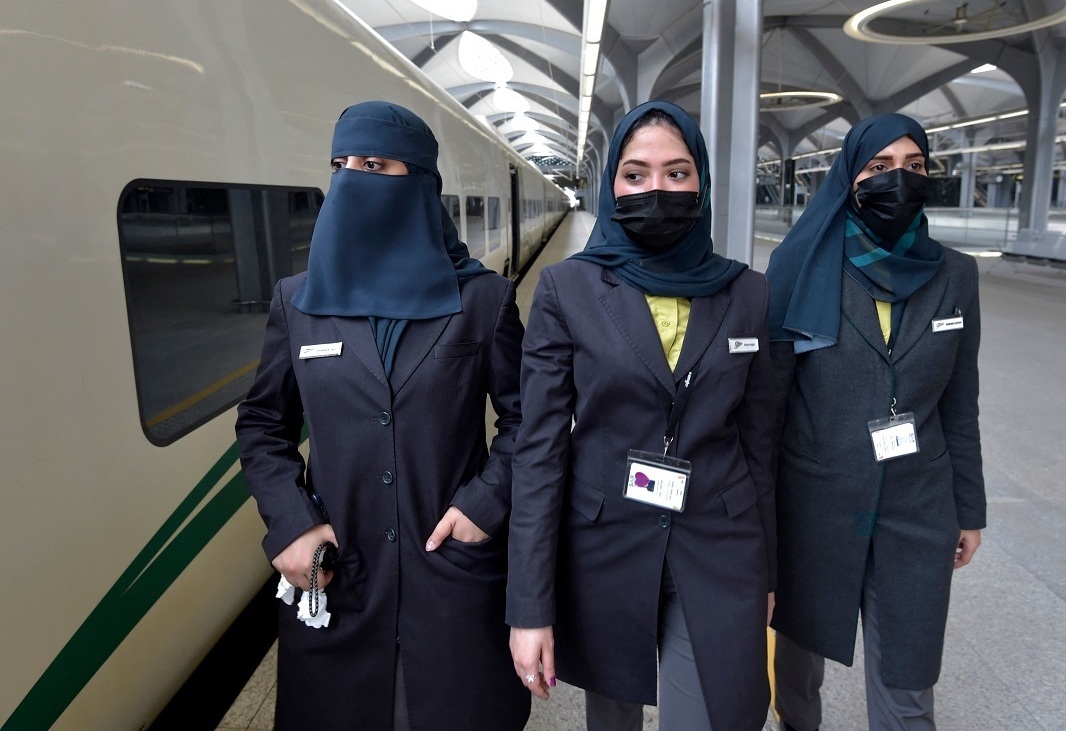 زنان عربستانی راهبر قطار مترو در مکه و مدینه + عکس