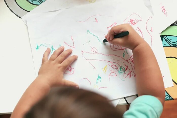 اگر نقاشی کودک شما این نشانه ها را دارد از روانشناس کمک بگیرید