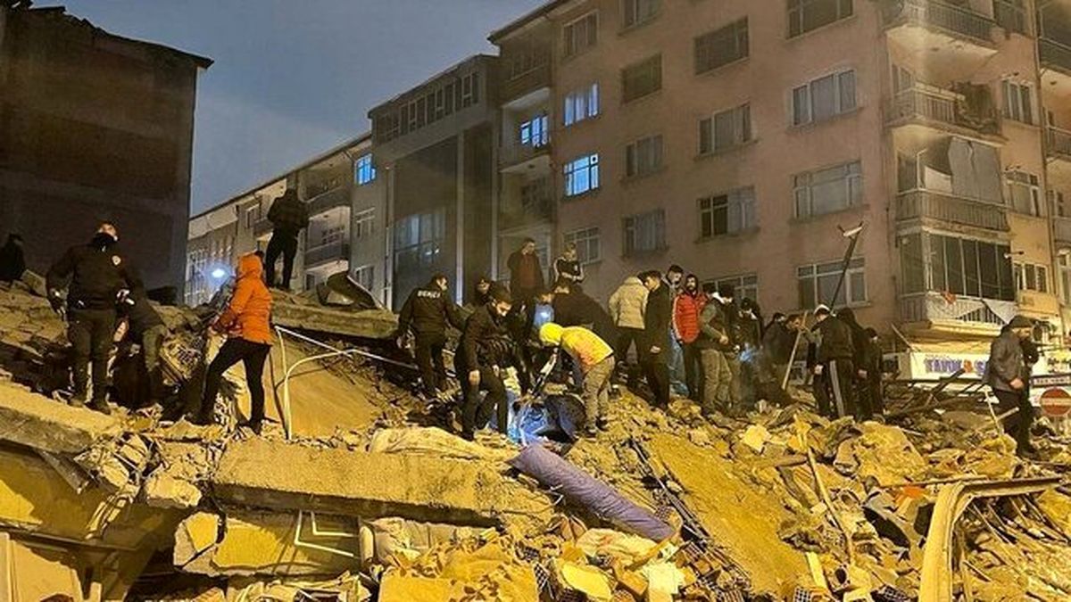 نجات طاقت فرسای افراد از زیر آوار در پی زلزله ترکیه و سوریه + فیلم