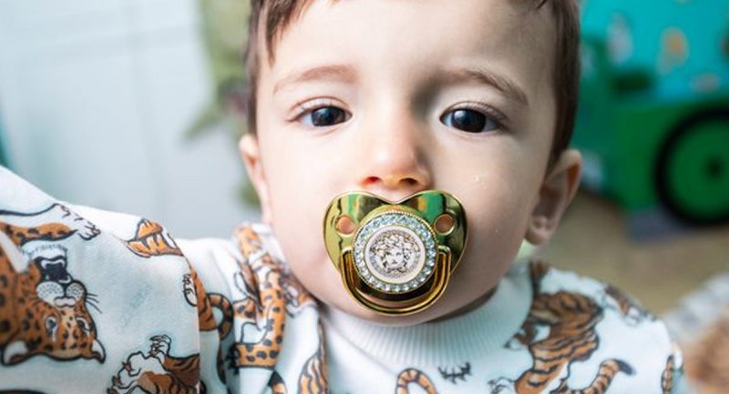 لوس ترین نوزاد جهان را بشناسید / از حمام در شیر و عسل تا پستانک طلا! + تصاویر