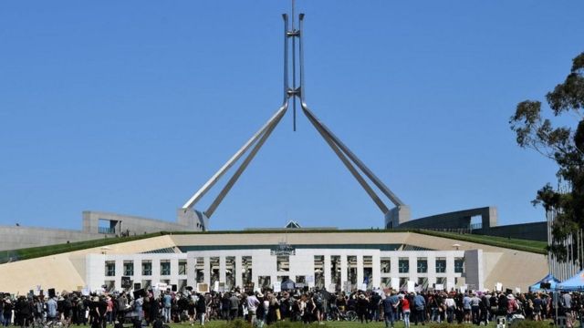 به آتش کشیدن پارلمان استرالیا توسط بومیان استرالیایی + فیلم