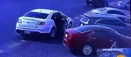 سرقت در کسری از ثانیه؛ این زن شاه دزد ماشین ها لقب دارد! + فیلم