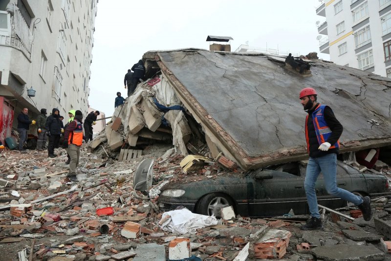 معجزه باورنکردنی در ترکیه / نجات زنی از زیر آوار ۲۱۰ ساعت پس از زلزله! + فیلم