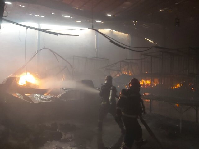 آتش سوزی انبار عطر و ادکلن در بازار تهران / نجات ۱۰ نفر از میان دود و آتش