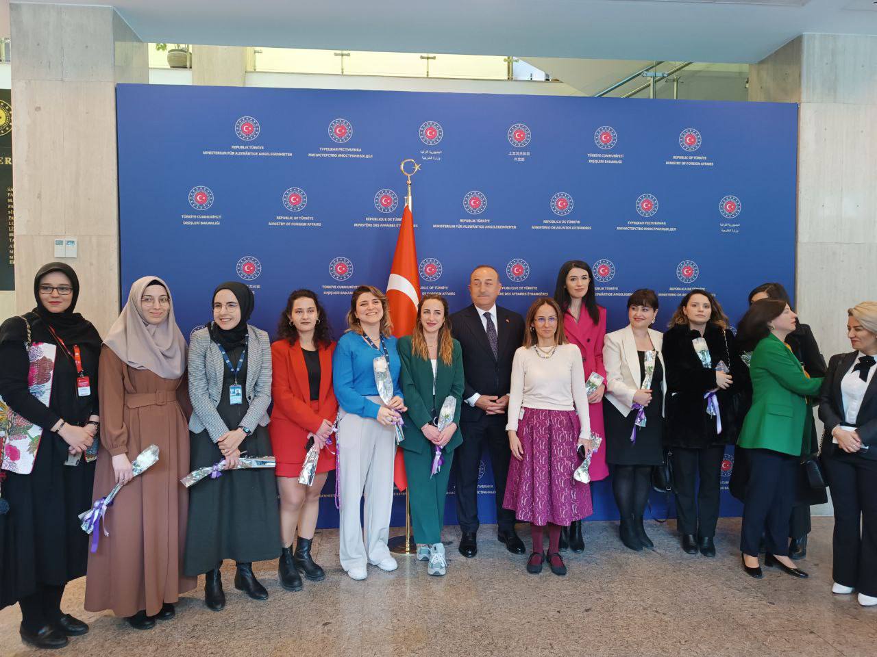 هدیه وزیر خارجه ترکیه به خبرنگاران زن + عکس