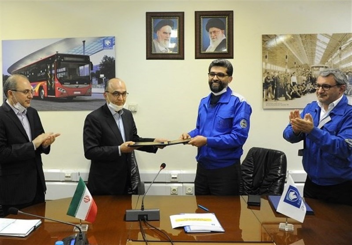  ایران خودرو و بانک تجارت تفاهم نامه همکاری امضاکردند 
