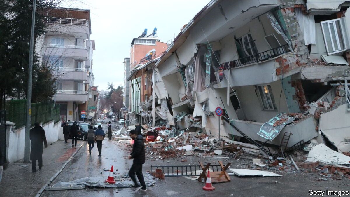 نجات دو نفر از زیر آوار ۲۶۱ ساعت پس از زلزله