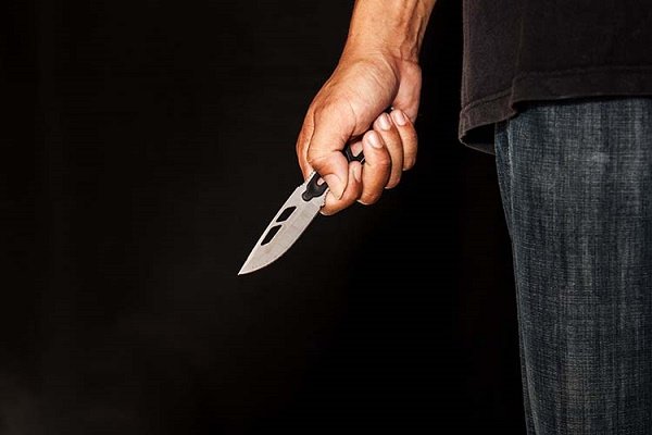 حمله یک سارق به دختر جوان با چاقو برای نجات همکارش! + فیلم