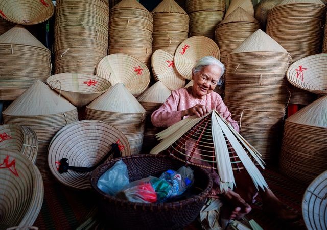 ساخت کلاه سنتی ویتنامی‌ها عکس روز نشنال جئوگرافیک