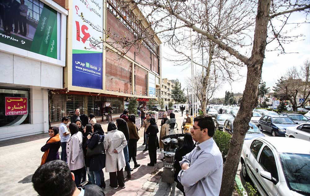 خروج مردم از ساختمان‌ها در پی وقوع زلزله در مشهد +تصاویر