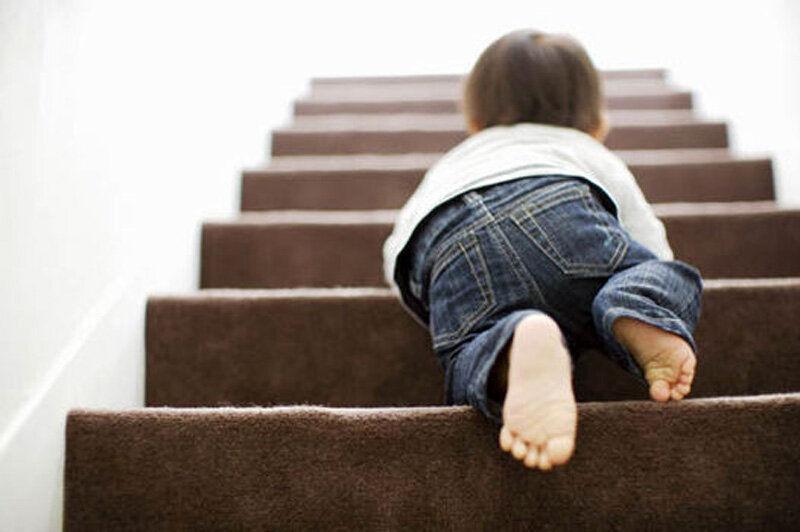 سقوط دختر بچه از پله ها با اشتباه عجیب پدرش + فیلم