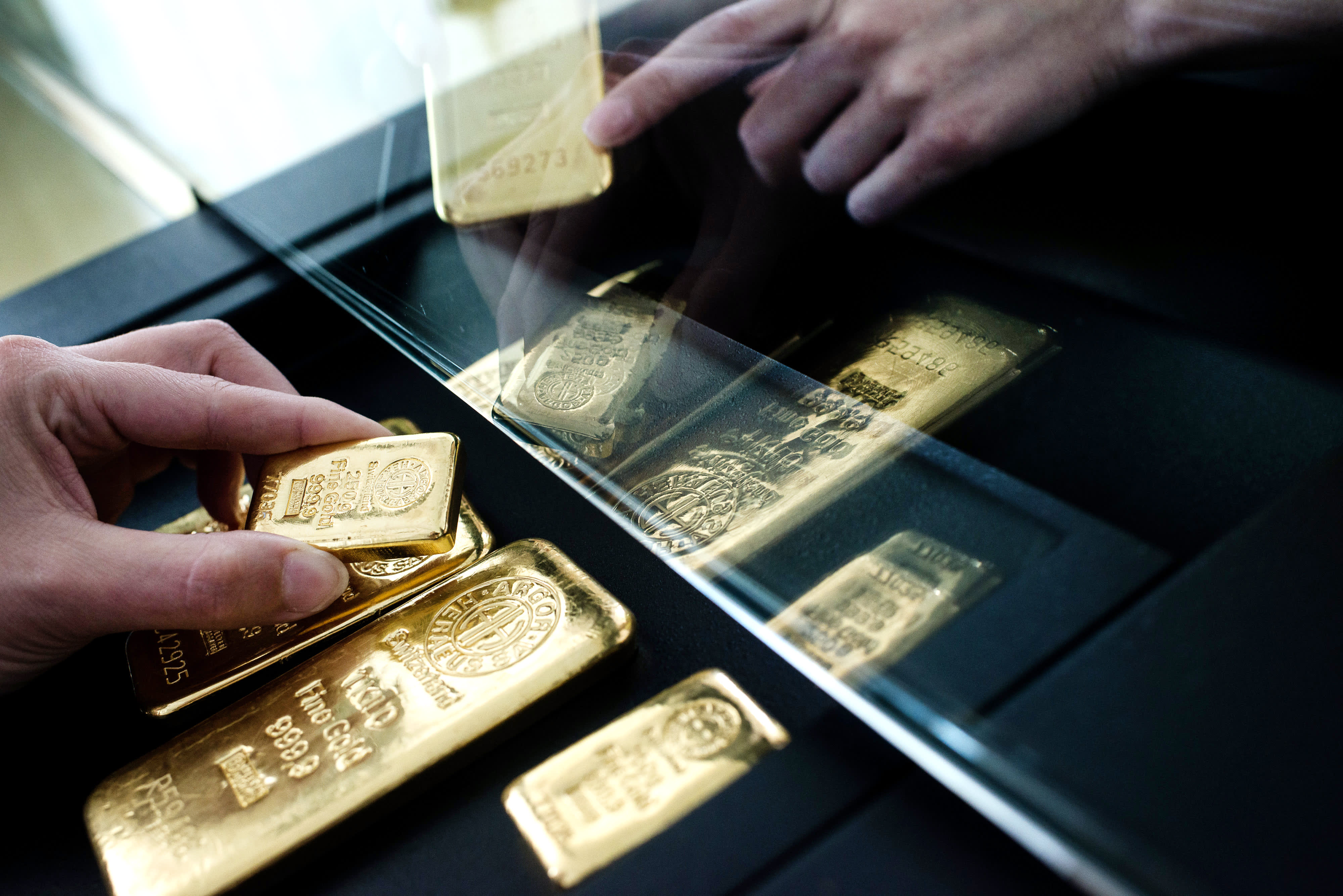 قیمت طلا همچنان در نزدیک پایین ترین سطح دو ماهه