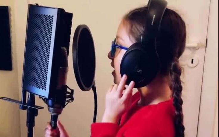 خوانندگی دختر شاهرخ استخری به زبان انگلیسی! + فیلم