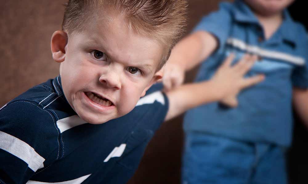 چطور کودک عصبانی را آرام کنیم؟ + راهکارهای کنترل خشم در  کودکان