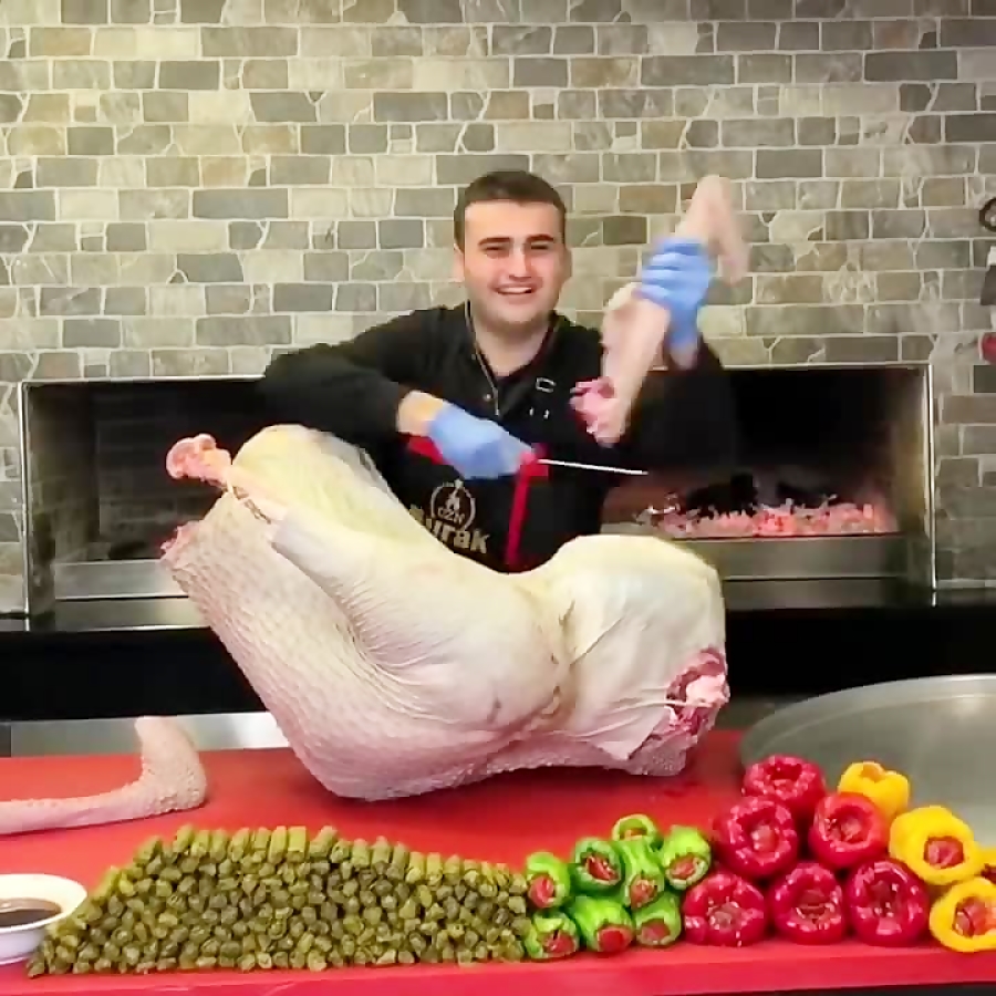 آشپز معروف ۲۵ هزار همبرگر برای زلزله زدگان ترکیه درست کرد! + فیلم