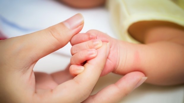 اهمیت تماس پوستی نوزاد با مادر در لحظات اول تولد