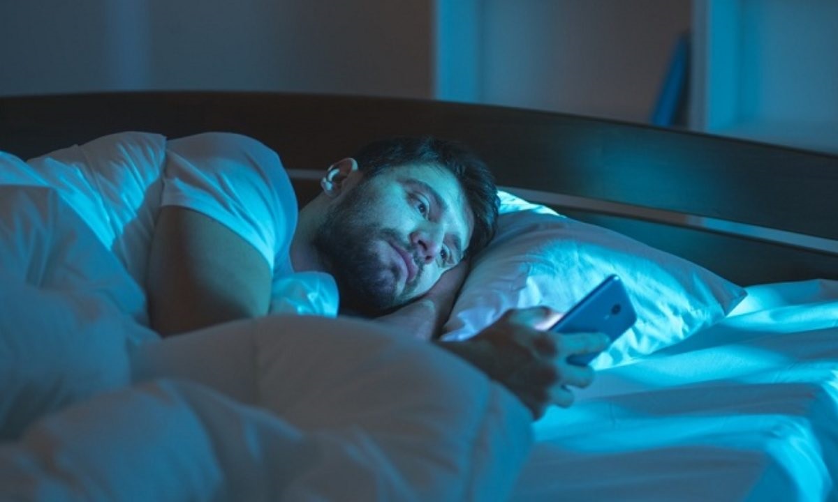 موقع خواب باید گوشی موبایل را چند متری خود بگذاریم؟