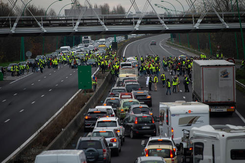 یک بزرگراه اصلی از سوی معترضان فرانسه بسته شد +عکس