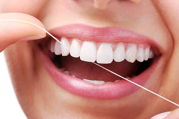 چرا باید نخ دندان استفاده کرد؟ + مزایای استفاده از نخ دندان 