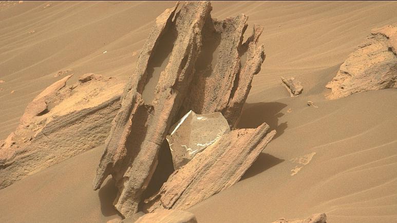 شیء نقره ای براق بر روی سطح مریخ + عکس