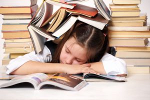 دلیل اصلی خواب آلودگی درس خواندن + بهترین راه حل