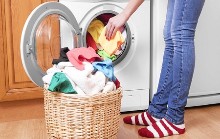 ۱۱ اشتباهی که عمر ماشین لباسشویی را کم می کند