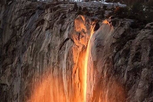  تصاویر استثنایی از آبشار آتش وسط پارک + فیلم